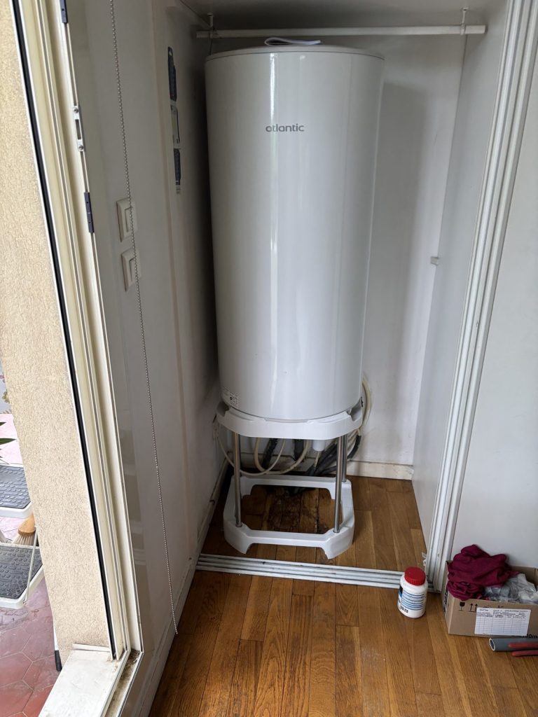 installation-chauffe-eau-vertical-atlantic-trepied-placard-Lyon-Nord